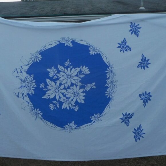 Vintage large Blue white Twin Sheet or Tablecloth pattern - unfinished edges - - Picture 8 of 10